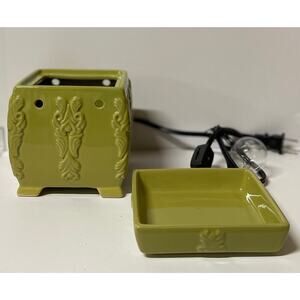 New in box Tyler Candle Company Radian Fragrance Melts Wax Warmer. kk405